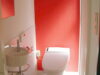 鮮やかな赤がとっても綺麗でスタイリッシュなトイレ
