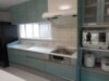 キッチンはトクラスBb　カラーはカームブルー　既存のタイルや新しい床との色合いがとても爽やかです