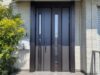 長く使用してきた玄関ドアを新調しました。採光の採れるブラック基調のシンプルなデザインの玄関です。一日で工事完了です！