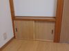 和室クローゼット横の地袋の戸は、作り直しダイノックシートでクローゼットの色や木目と合わせました。